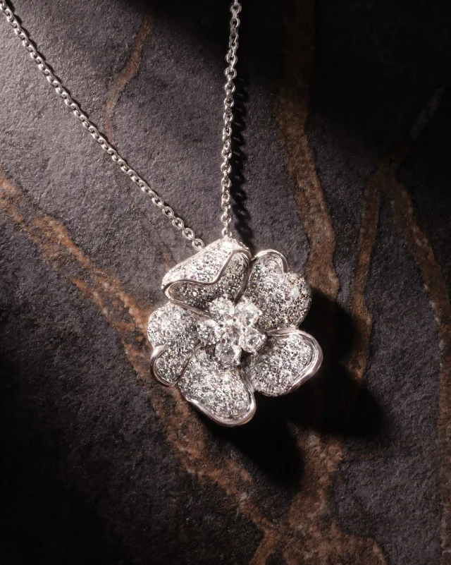 In Leo Pizzo’s flowers, every petal is a microcosm of light: pavé diamonds follow its natural curve. The result is a jewel that seems to grow, not to have been built.
 
 
Collezione Flora 17391BG- 17350B
