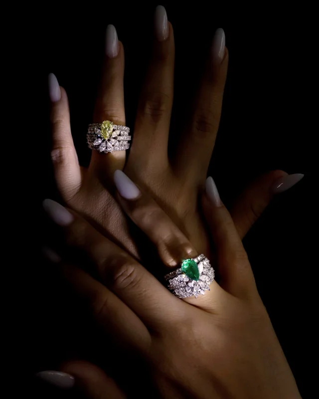 A statement of colour. A masterpiece of design.
Exceptional emeralds and fancy yellow diamonds take centre stage, surrounded by the brilliance of natural diamonds. A powerful expression of Leo Pizzo High Jewellery.

Collezione Colore 23425