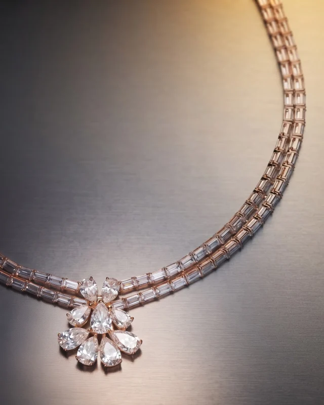 Sinfonia Collection translates the language of musical composition into rose gold and diamonds: baguette lines set with architectural precision, resolving into a floral motif of pear-cut stones.Collezione sinfonia 29280D-28669D