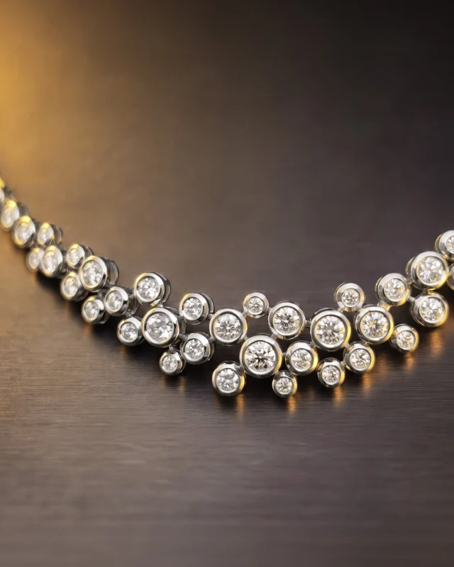 Bubble is Leo Pizzo's reading of contemporary jewellery: pure lines, artisanal mastery. A constellation of diamonds, set like bubbles of light, traces a rhythm that knows no time.Collezione Bubble 29532B