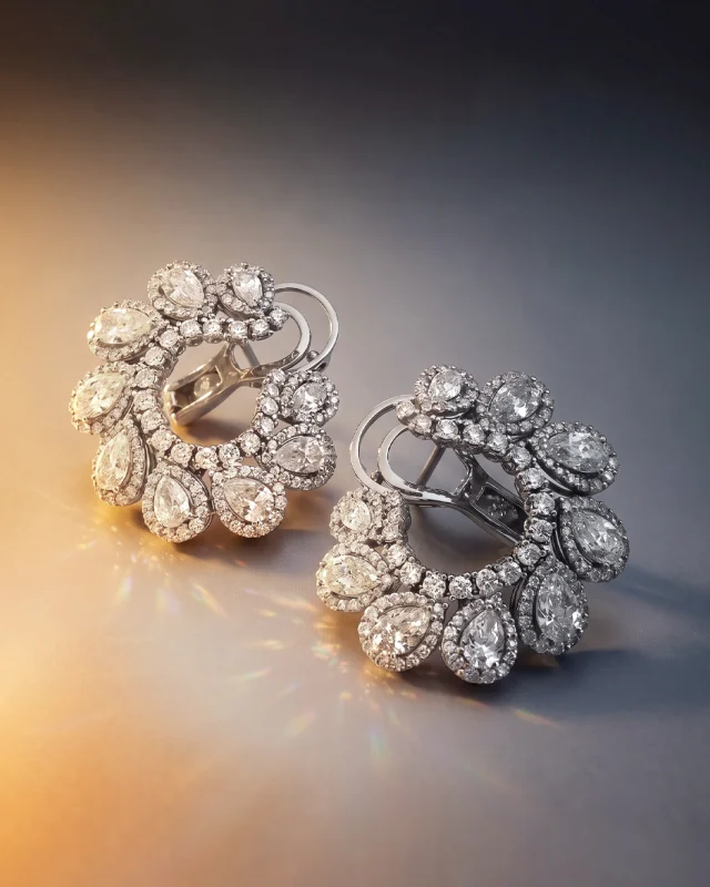 A cradle of art for centuries, Venice has inspired generations of masters. The Venezia Collection embraces this heritage with the same artisanal care, in natural drop-cut diamonds and sculptural volumes.Collezione Venezia 27248B-26534B