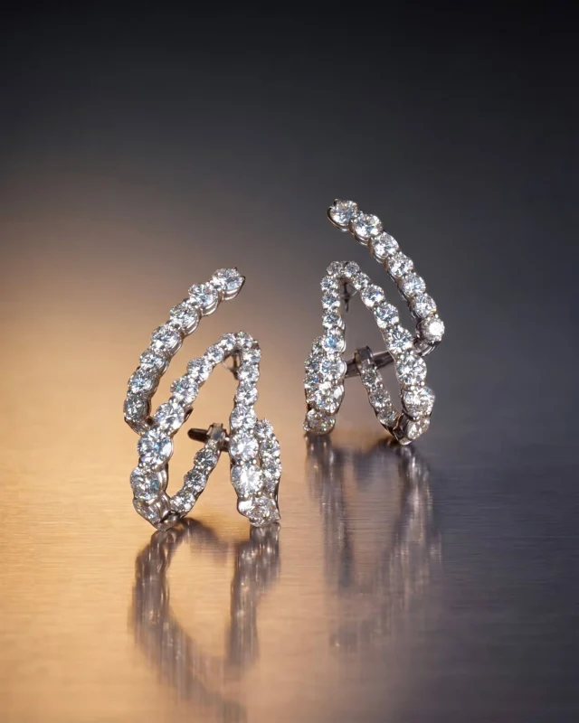 Pure movement: Leo Pizzo's earrings trace waves of diamonds that follow Sveva's every gesture. In the ring, the pavé of natural white and fancy yellow diamonds intertwine like two stories meeting.29186B-20840AFY1