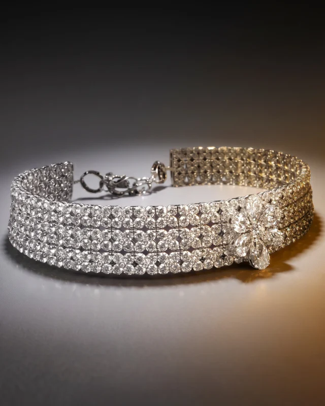 The choker that redefines the statement piece: three rows of diamond flowers unfold in an intricate embroidery, crowned by a central pear-cut diamond flower that catches every eye.29932B