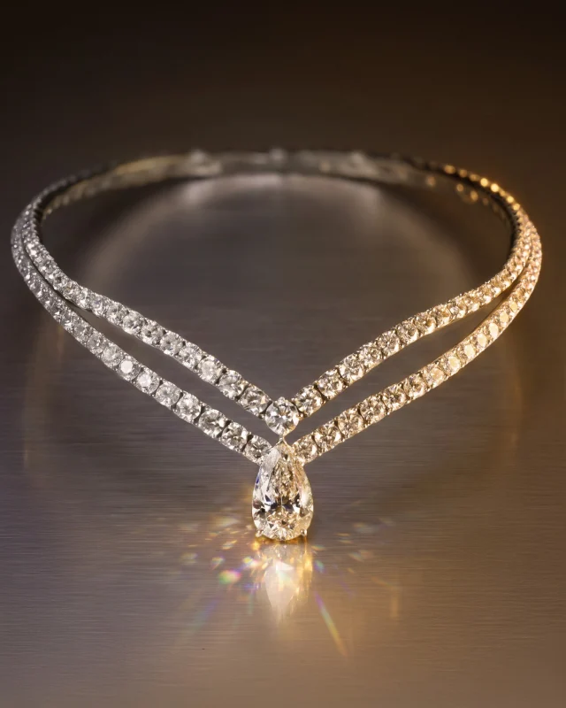 Gala is the ultimate synthesis of Leo Pizzo craftsmanship: two tennis rows of 23 carats of natural diamonds trace a double thread of light, culminating in a 5-carat pear-cut diamond, the absolute apex of the design.
The necklace is paired with Nilufar earrings.

Collezione Gala 29148B | Collezione Flora 23970B