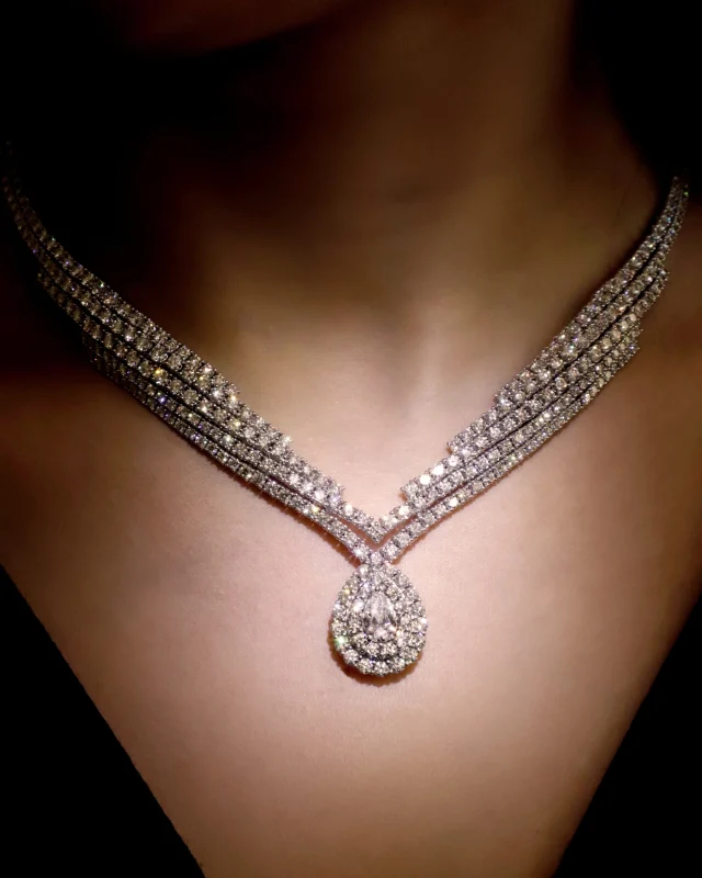 Two wings of diamonds converge at the center in a pear-shaped pendant, framed by a double halo of brilliant-cut diamonds that gathers all the light of the jewel. 
22 carats of diamonds in a striking architecture.

Collezione Gala 27439BC1