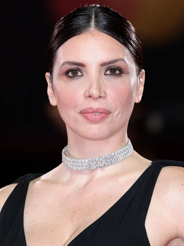 On the red carpet, @ileniapastorelli opts for the simplicity of a black gown and lets the Leo Pizzo diamond choker speak for all the splendor of the moment.