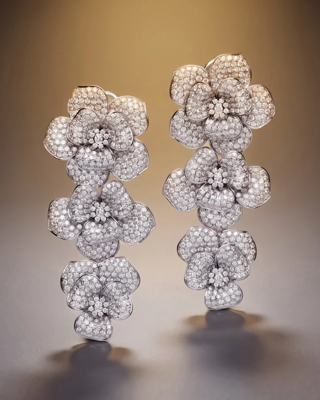 In Nilufar, each petal is conceived as an independent volume, crafted in white gold and diamond pavé, then assembled into layered corollas: a study in goldsmithing precision applied to design.

Collezione Flora 30019B-26277B