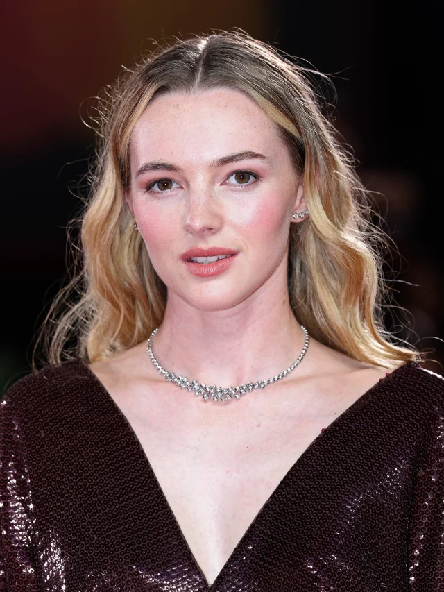 @alanahbloor shines on the Venice red carpet with the Bubble necklace by Leo Pizzo, sculptural softness in diamonds that catches the light with every movement.