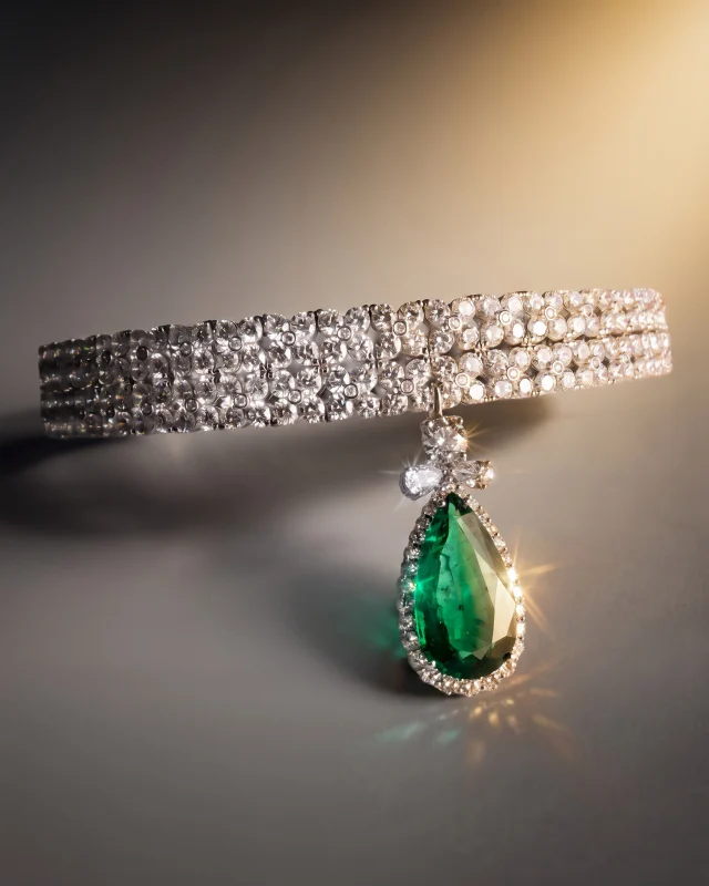 Exceptional emeralds. Extraordinary design.
The Gala Collection celebrates the intensity of pear-cut emeralds, framed by natural diamonds in a striking expression of Italian High Jewellery.
Sculptural proportions, exceptional stones, unmistakable presence.

Collezione Gala 29933BS-26426BS1-25999BS