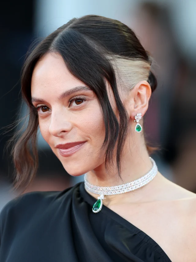On the Venice red carpet, singer @francesca_michielin captivates in the Gala parure by Leo Pizzo in its emerald version, for a truly magnetic presence.