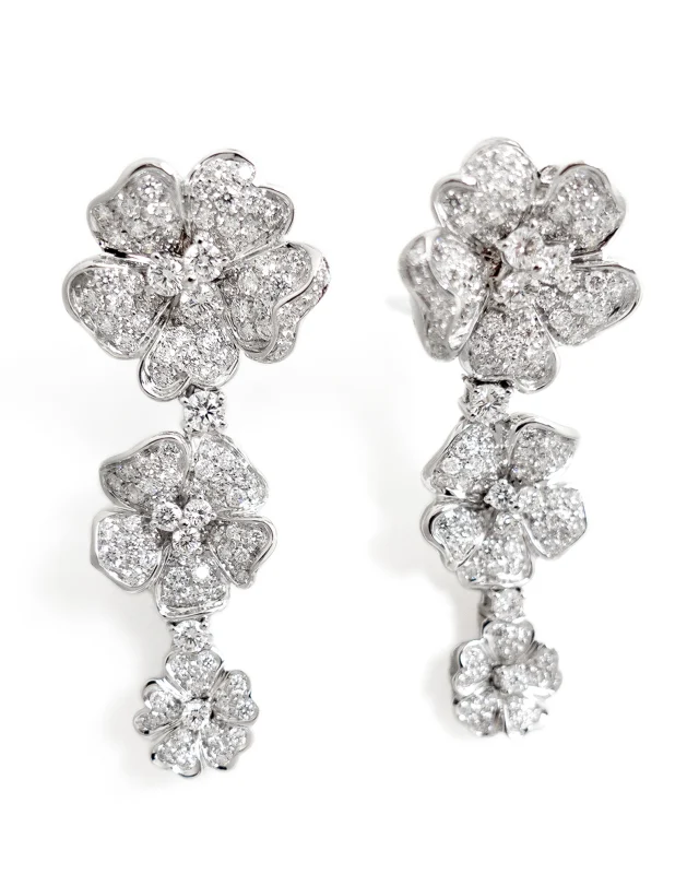 Two souls within the same Flora Collection: three flowers descending with grace in a romantic design, and a full corolla of bold, modern volume, sharing Leo Pizzo's iconic  diamond pavé.

Collezione Flora 29390B-23970B
