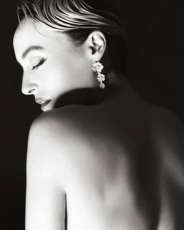 Aura needs no words. Neither do the Flora earrings: petals of light that speak softly, and are heard anyway.

Collezione 29390B

Editorial @numero_netherlands 
Talent @lindamesserklinger 
Photography @nicolapagano_ 
Styling @marcoavisconti
Makeup @clarissacarbone 
Hair @maikorestir