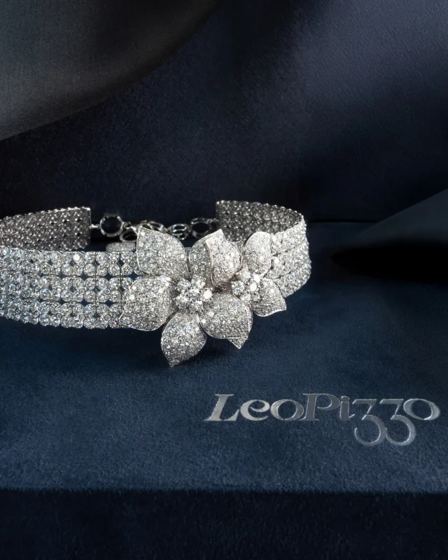 The flower, emblem of the Flora Collection, returns in a new guise: the choker. Pavé petals, layered one upon another, shape a sculptural corolla that blooms on a band of diamonds, with the same artisanal care found throughout the collection.

Collezione Flora 29935B