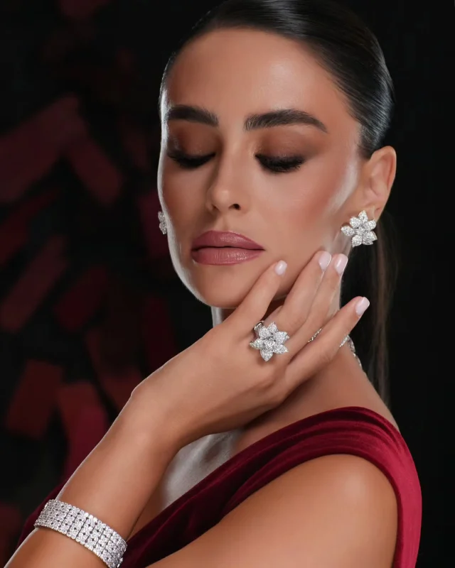 Seduction begins with a flower. The symbol of the Flora Collection becomes a parure that's sure to turn heads: choker, earrings, ring and bracelet, in petals of diamonds.

@alibinali_luxury 
Collezione Flora 17708BG-29935B-17707B5-30044
